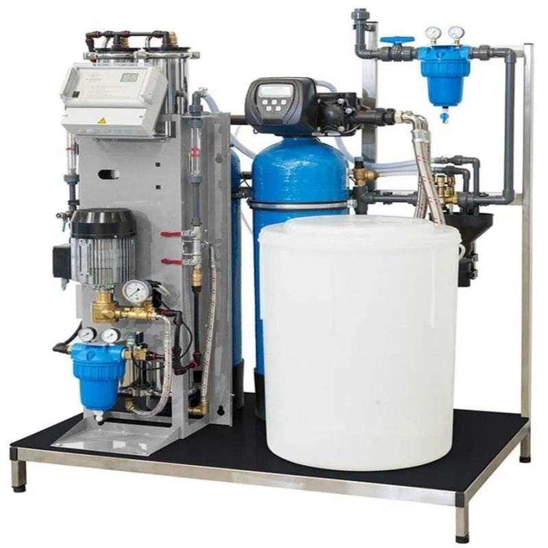 Unité de filtration et de dosage WATERTECH montée sur châssis : colonne de filtration, pompes doseuses, filtres à cartouches et bac de réactif