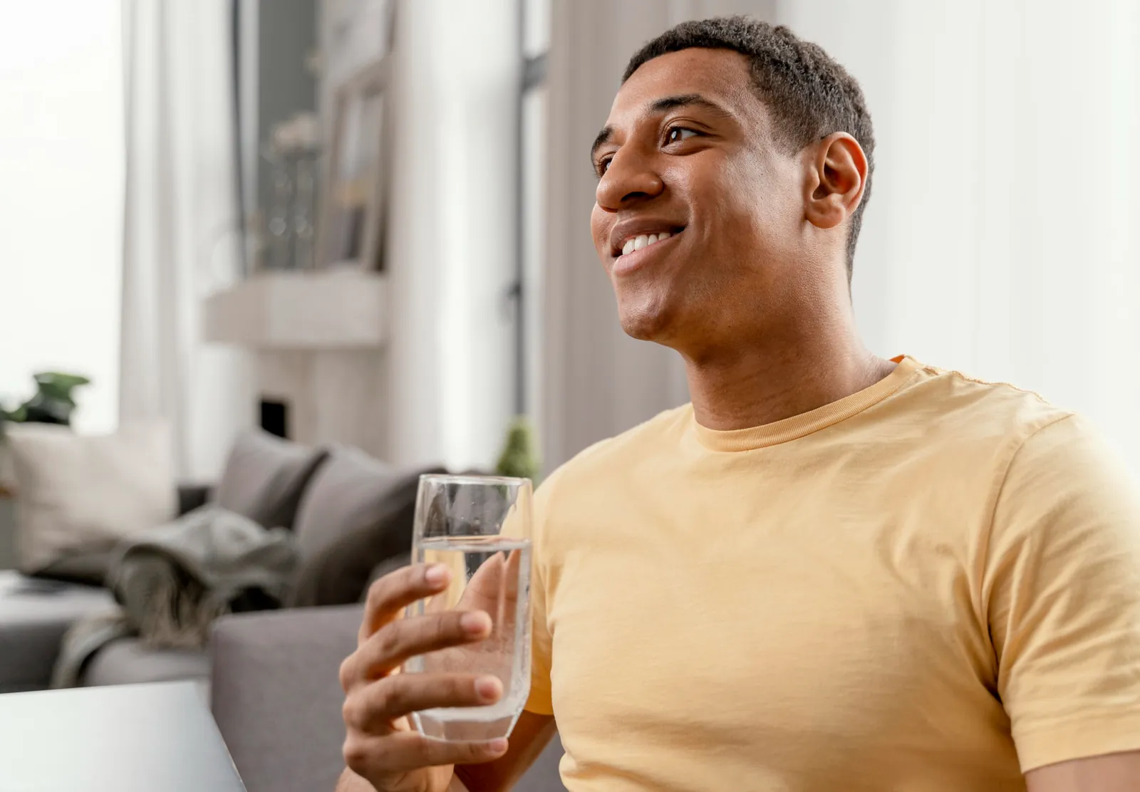 Client satisfait de son eau filtrée à la maison
