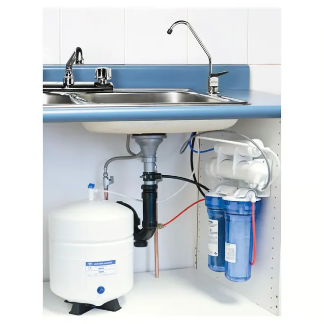 Osmoseur Ultra Max installé sous l'évier avec son réservoir